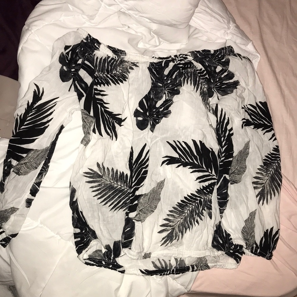 Off the shoulder long sleeve leaf top
